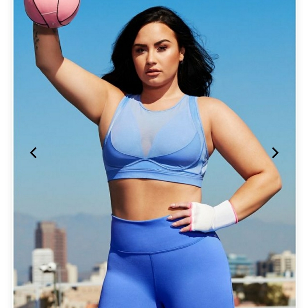 ISO semi Lovato outfit